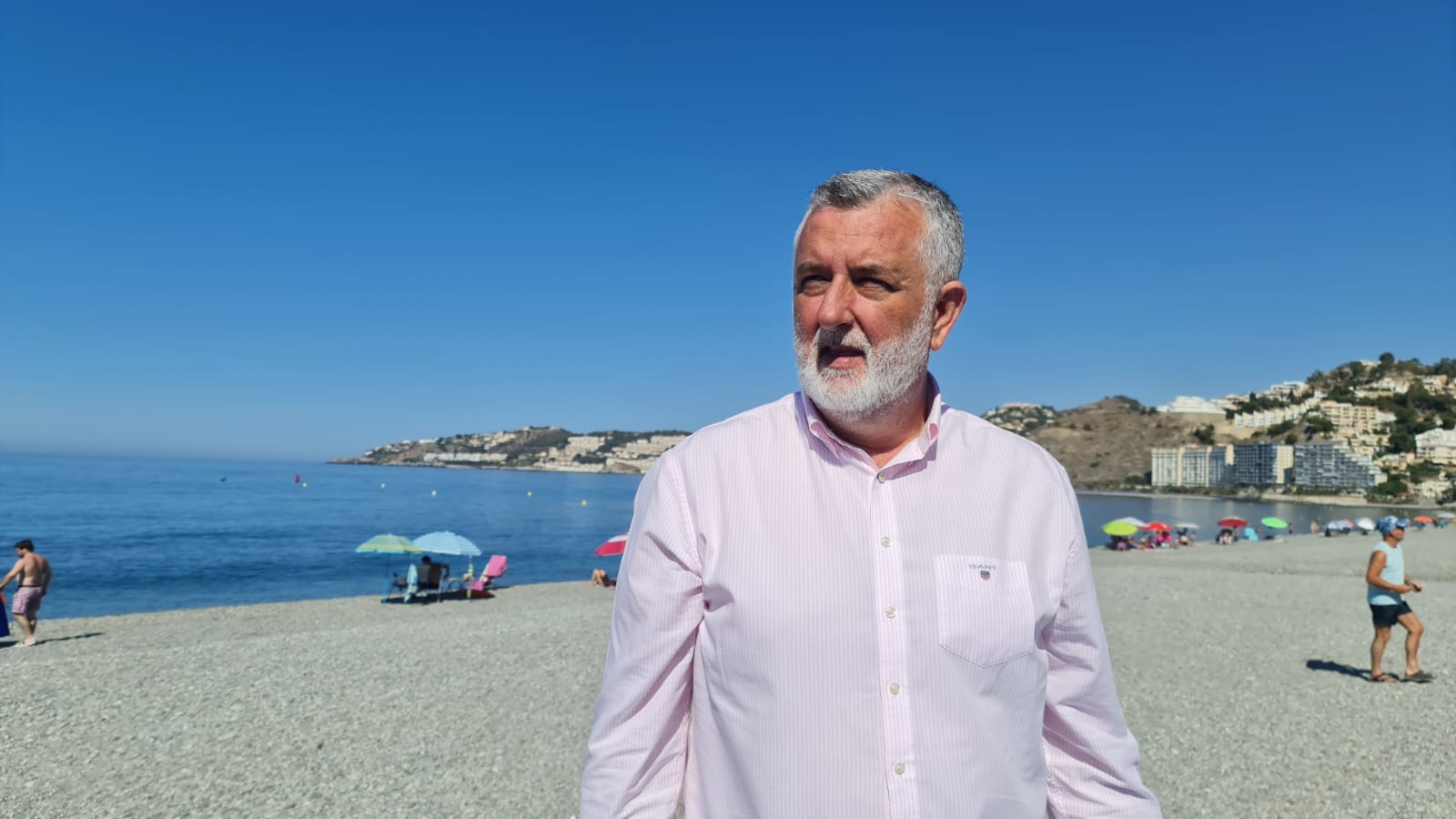 Francisco Trujillo lamenta que la lentitud y complicación en las tramitaciones administrativas provoquen que a mediados de julio haya playas sin equipamientos básicos